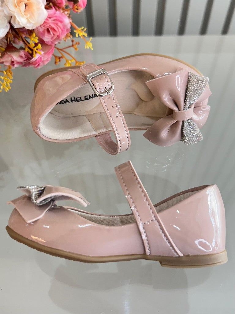 Zapatos de salón de charol color piel con aplique de lazo de diamantes de imitación de lujo