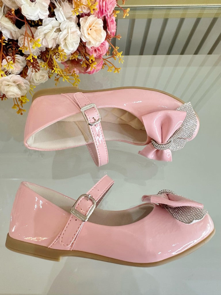 Zapato infantil de charol rosa con aplique de lazo de diamantes de imitación