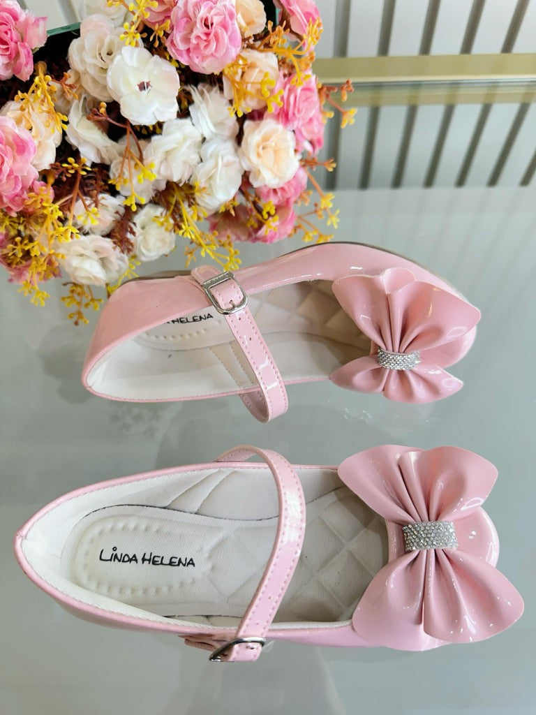 Zapato de tacón de charol rosa con lazo y aplique de pedrería
