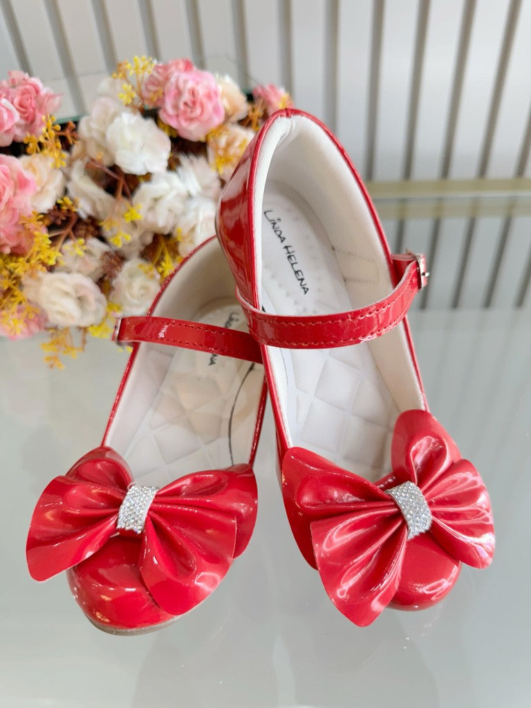 Zapato de tacón de charol rojo con lazo y aplique de pedrería