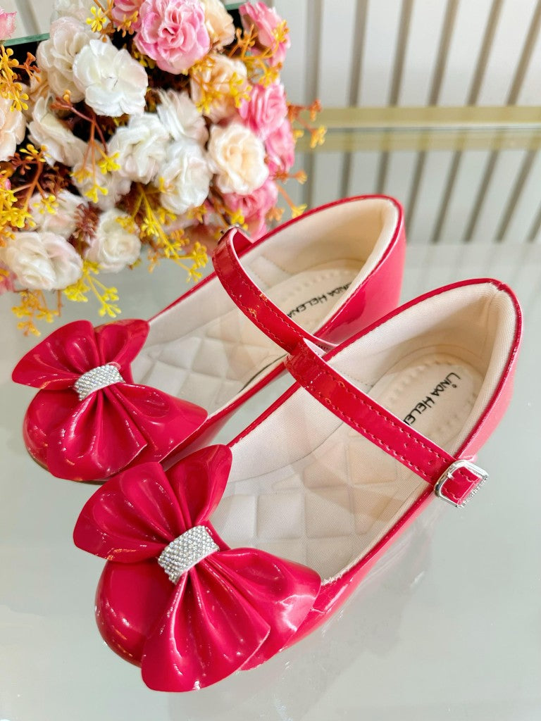 Zapato de tacón de charol rojo con lazo y aplique de pedrería