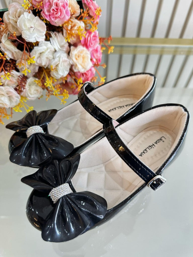 Zapato de tacón de charol negro con lazo y aplique de pedrería