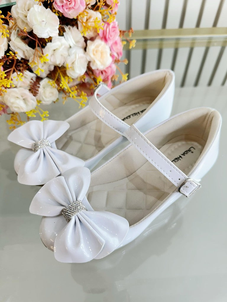Zapato de tacón de charol blanco con lazo y aplique de pedrería