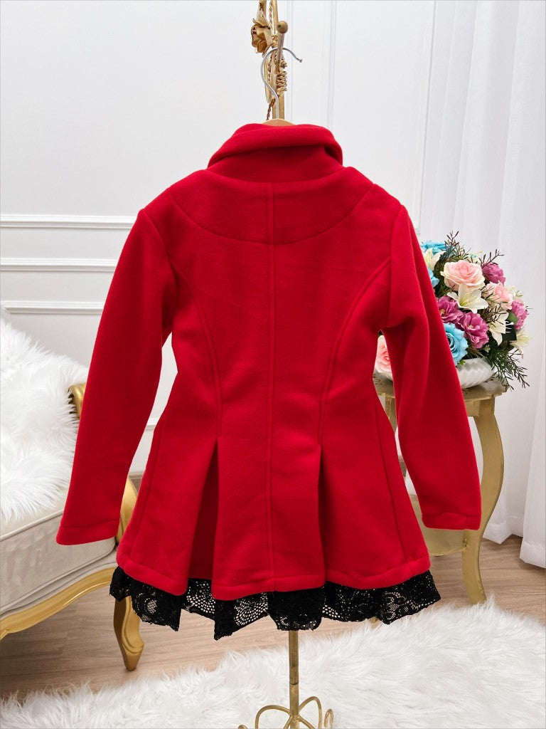 Abrigo infantil de encaje suave con botón rojo