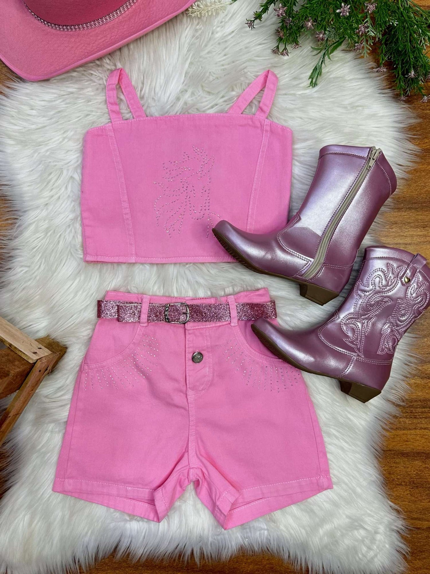 Conjunto infantil casual de blusa y pantalón corto de sarga rosa tipo boiadeira