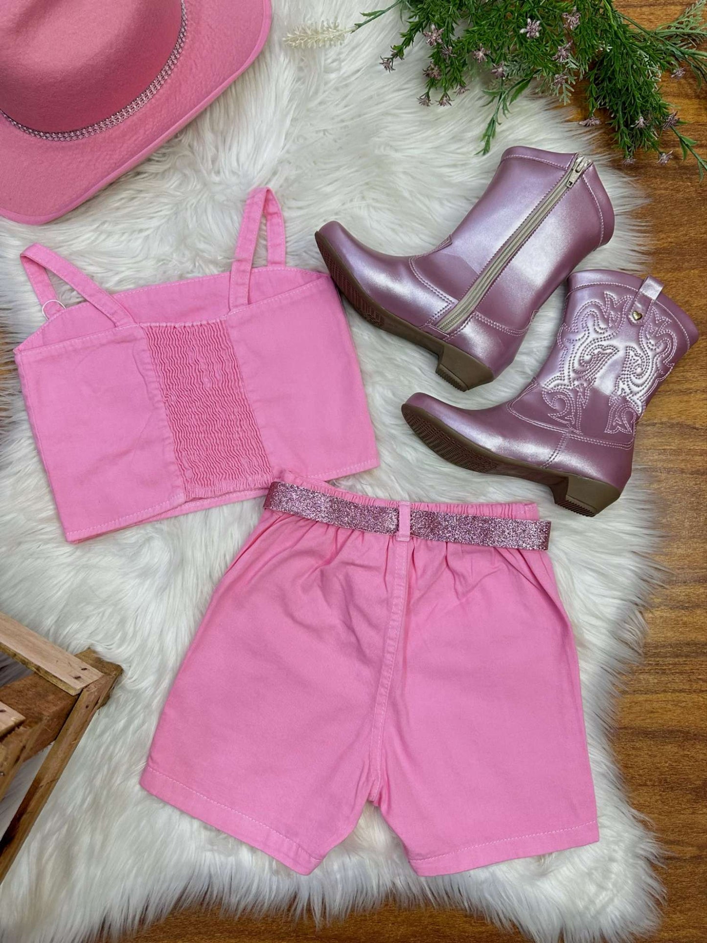 Conjunto infantil casual de blusa y pantalón corto de sarga rosa tipo boiadeira