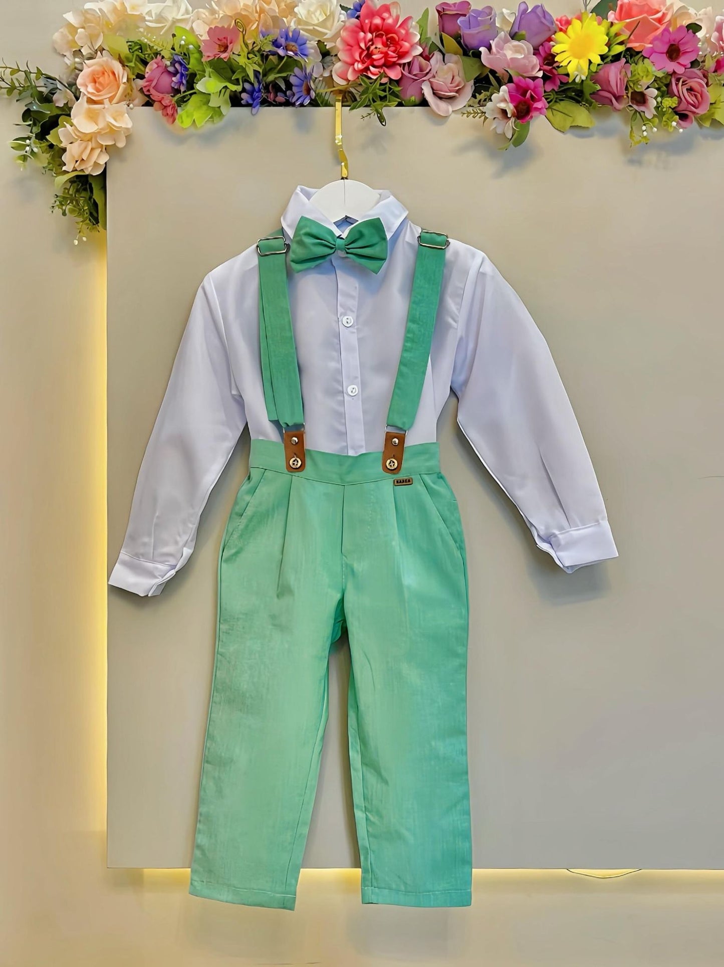 Conjunto Formal Camisa Blanca con Pantalón Corbata y Tirantes Verdes
