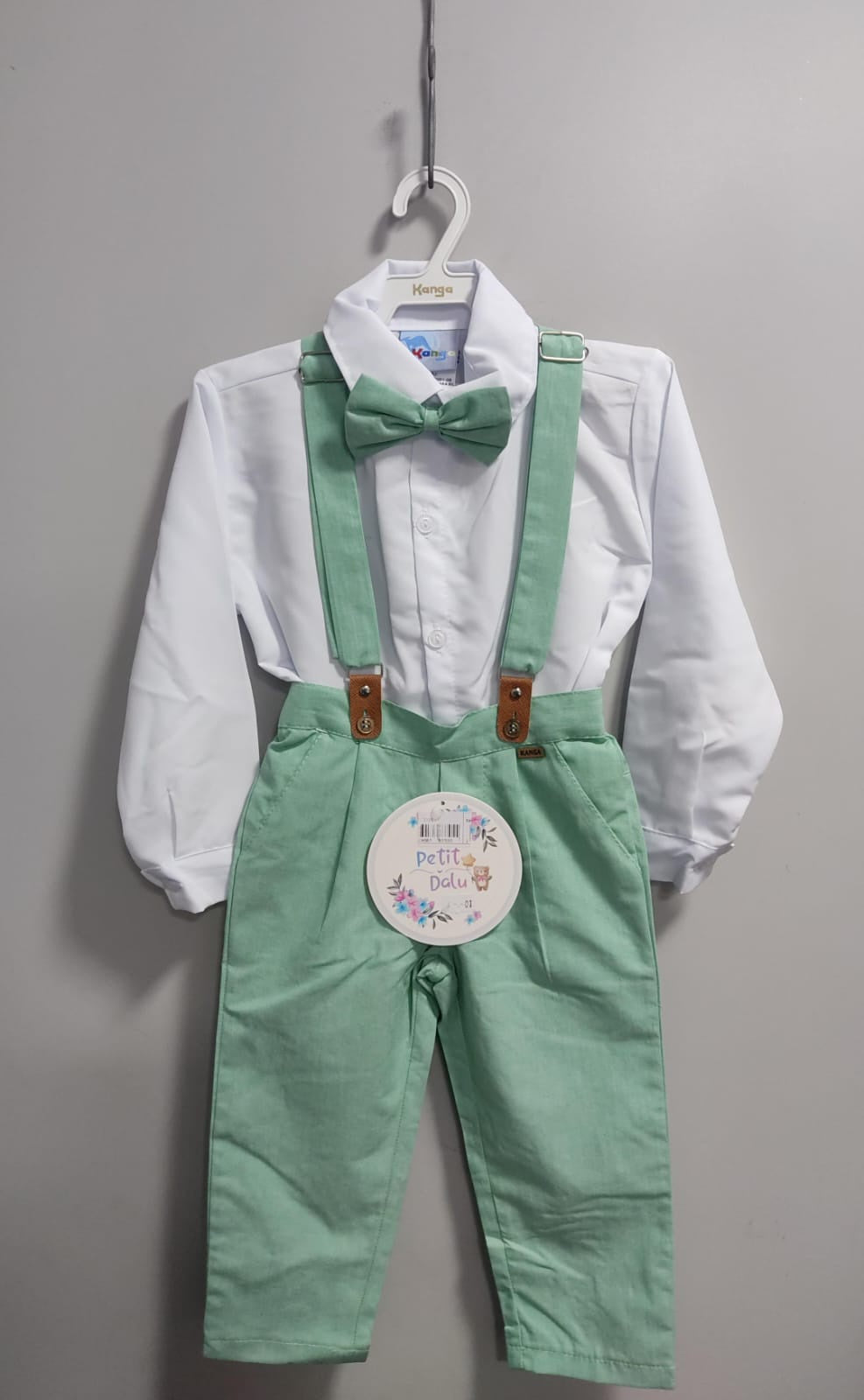 Conjunto Formal Camisa Blanca con Pantalón Corbata y Tirantes Verdes