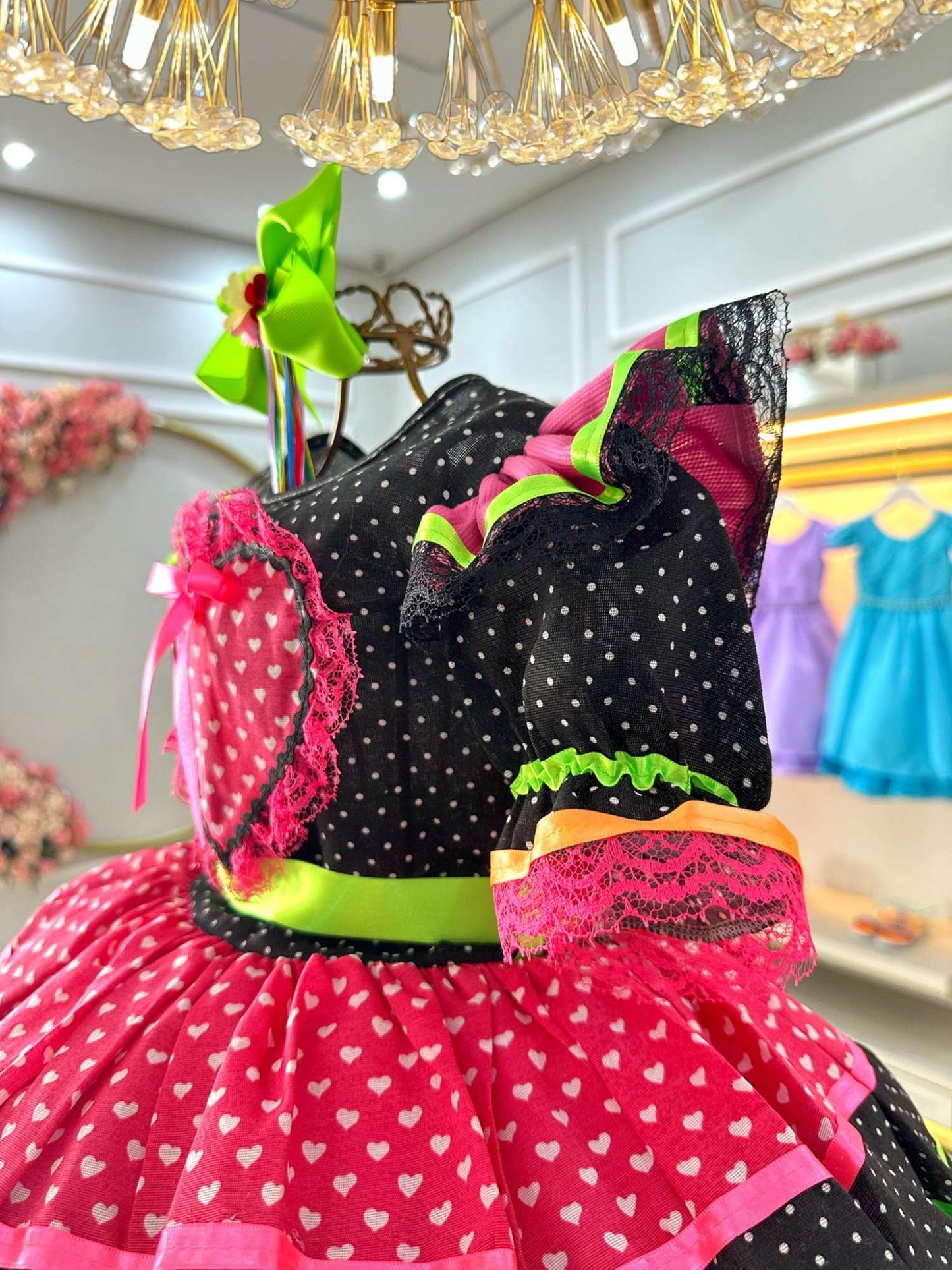 Vestido infantil de junio negro y colorido con volantes de lujo