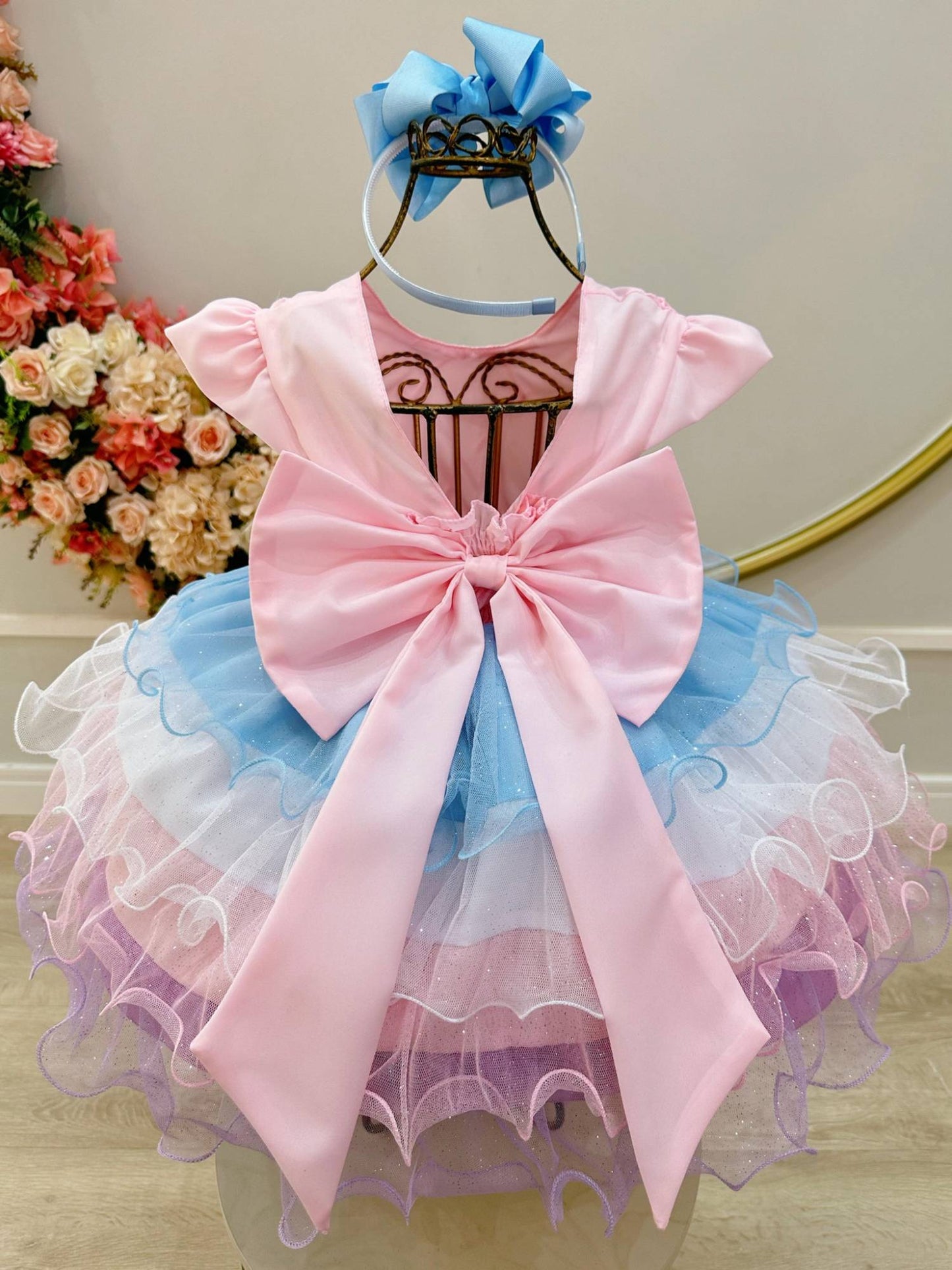 Vestido infantil rosa con volantes de colores y falda acanalada en el busto