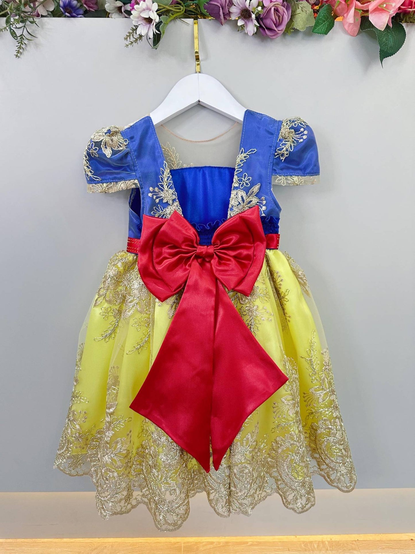 Vestido infantil de Blancanieves con encaje dorado para fiestas