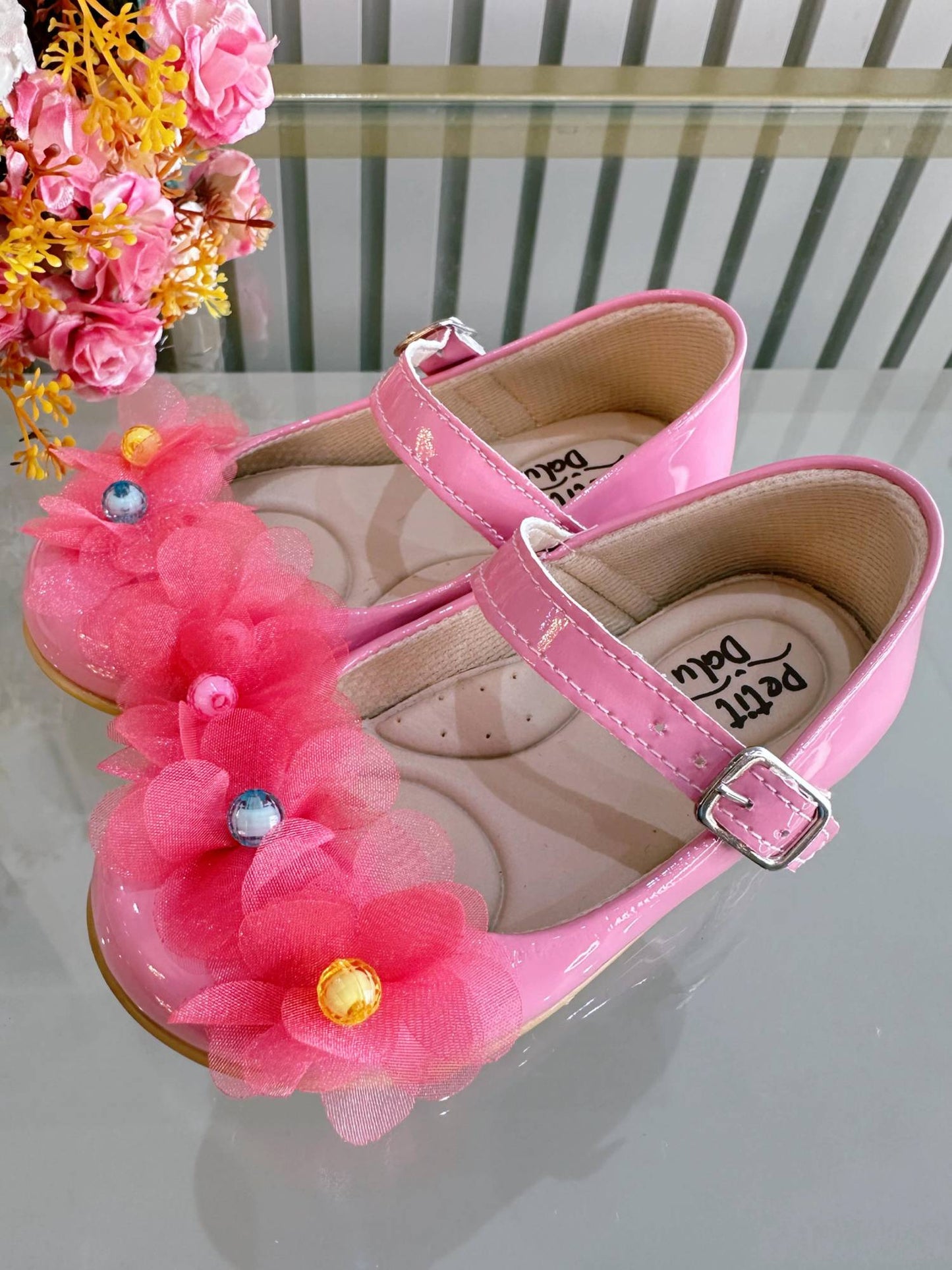 Zapatos infantiles de charol rosa chicle de Enchanted Garden Luxury