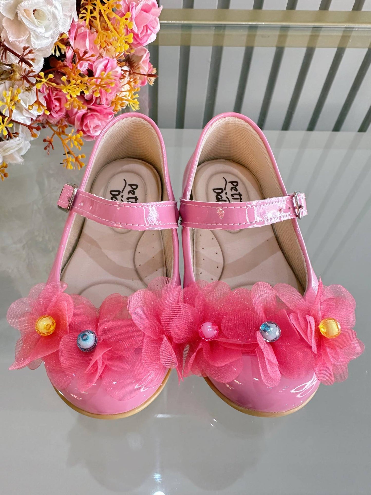 Zapatos infantiles de charol rosa chicle de Enchanted Garden Luxury