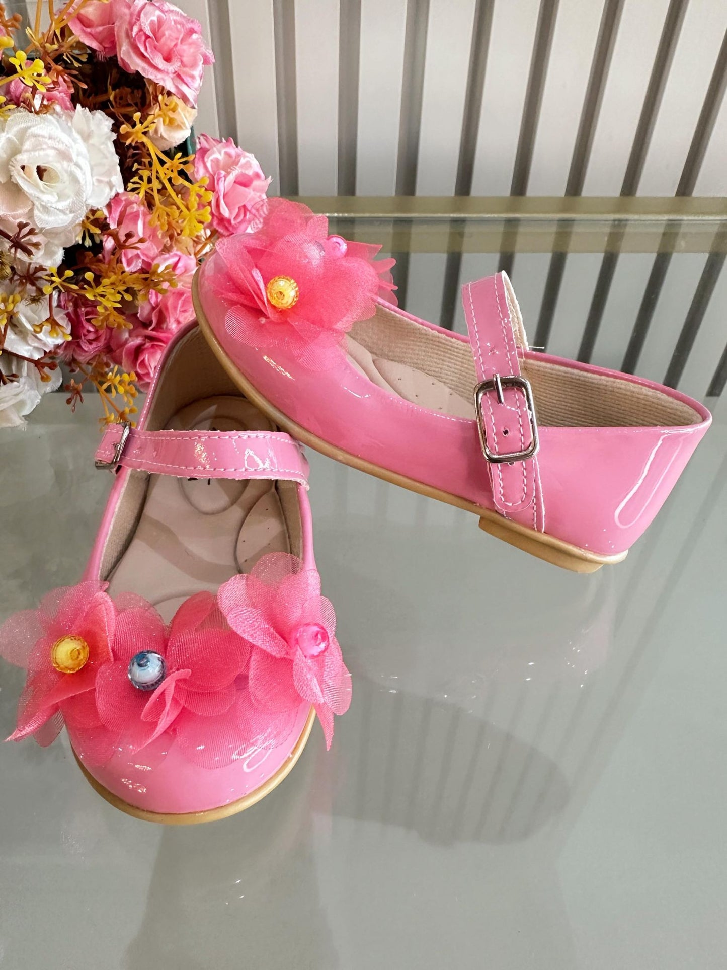 Zapatos infantiles de charol rosa chicle de Enchanted Garden Luxury