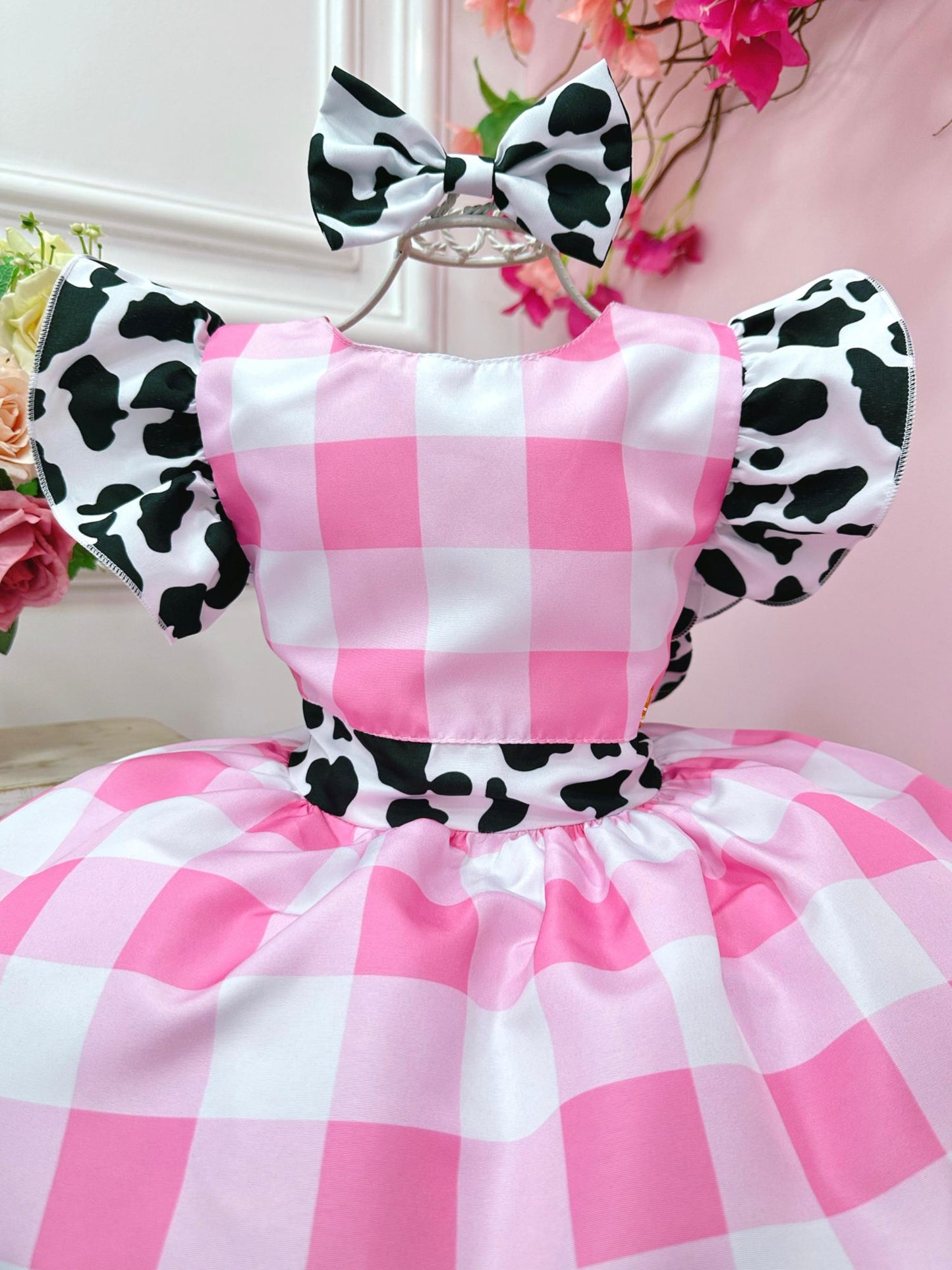 Vestido infantil de granja a cuadros blancos y rosas con lazo de vaca