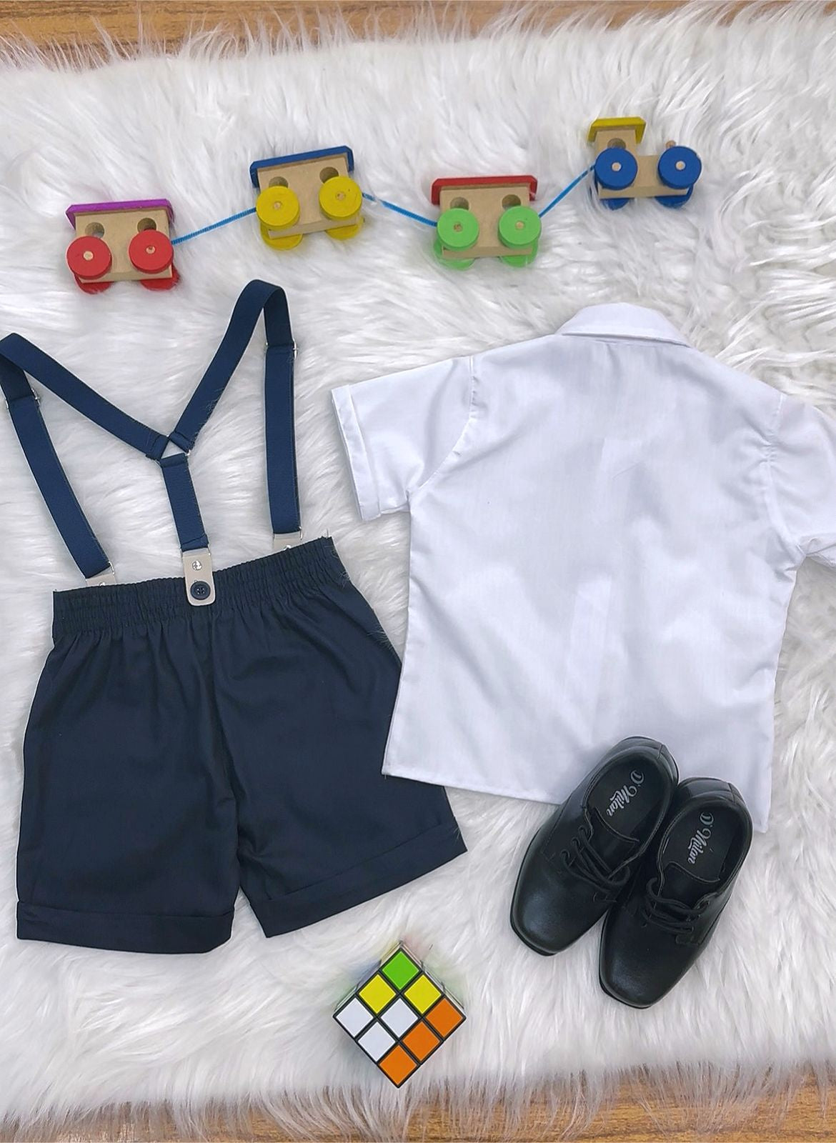 Conjunto social para paje: camisa blanca, pantalones cortos y tirantes azul oscuro
