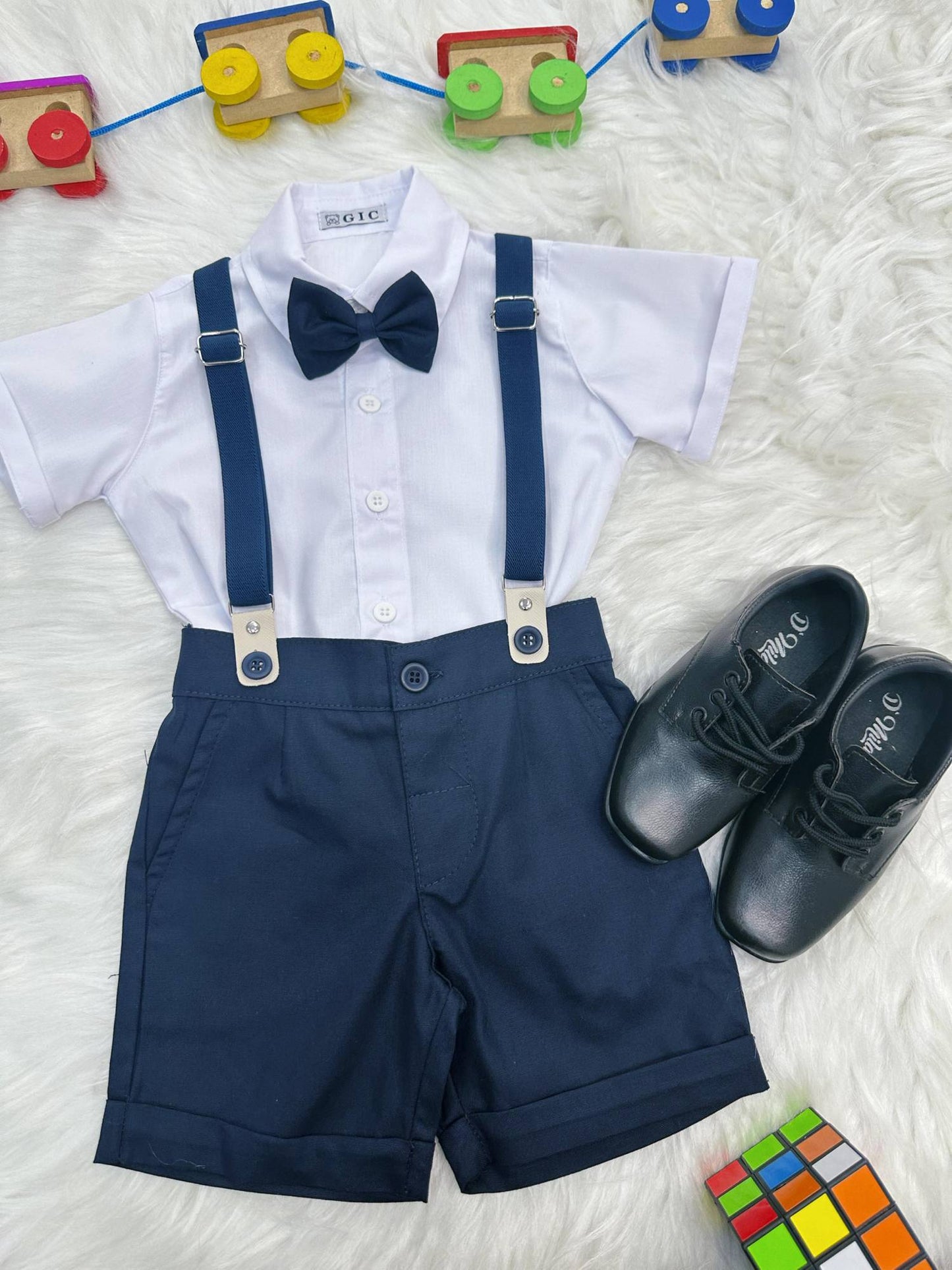 Conjunto social para paje: camisa blanca, pantalones cortos y tirantes azul oscuro