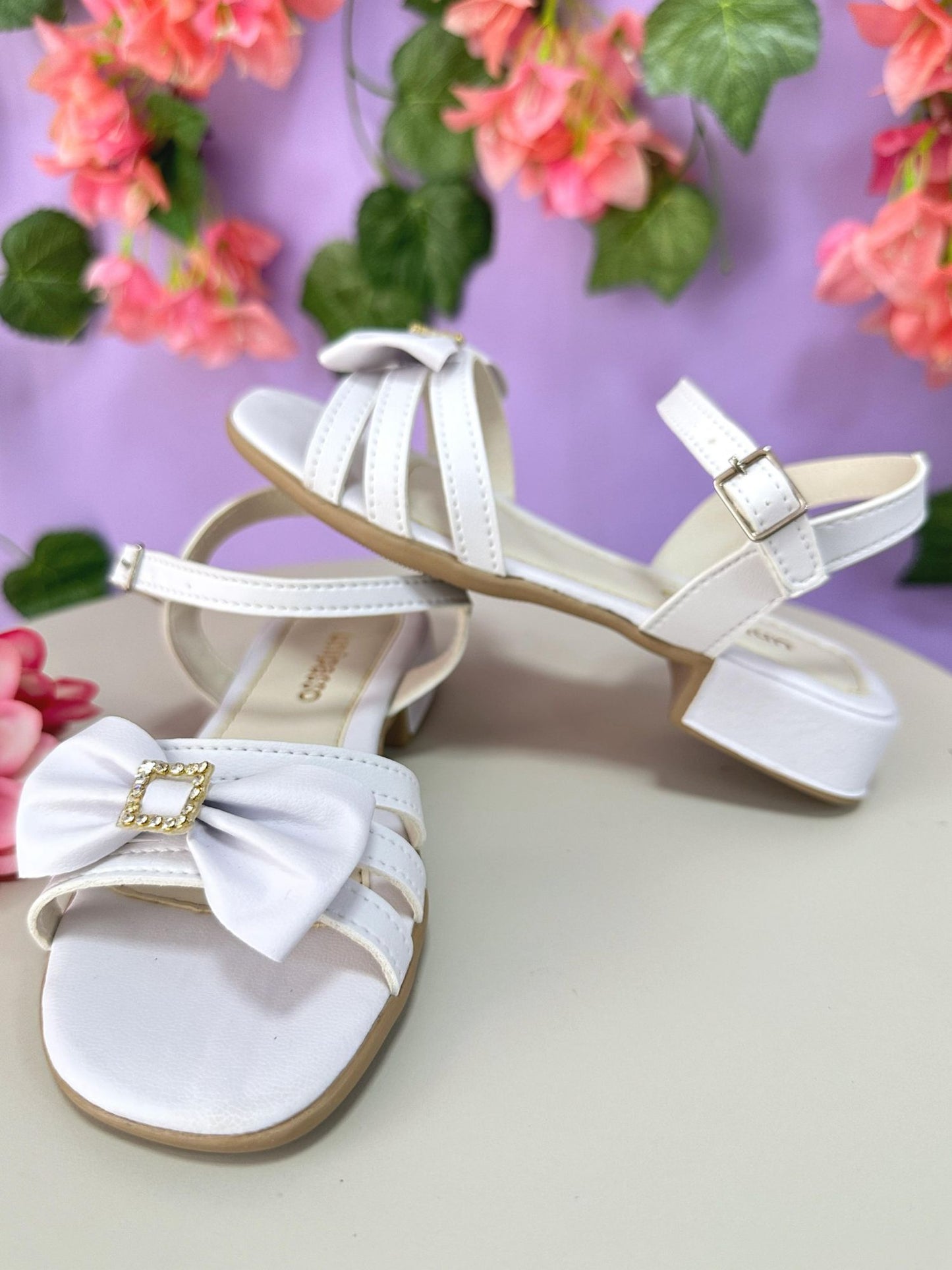 Sandalias blancas de tiras para niños con lazo y pedrería de lujo