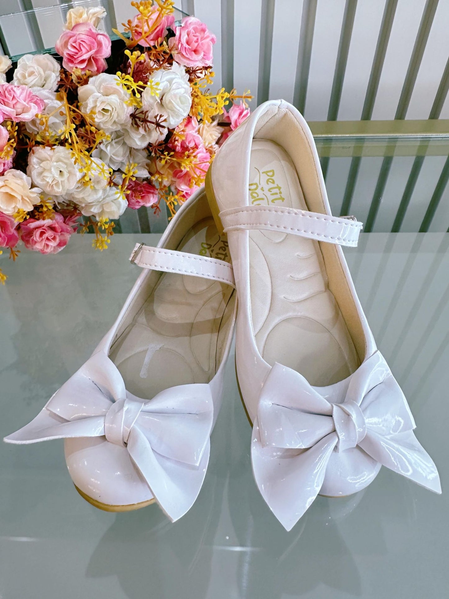 Zapatos infantiles de charol blanco con aplique de lazo de lujo