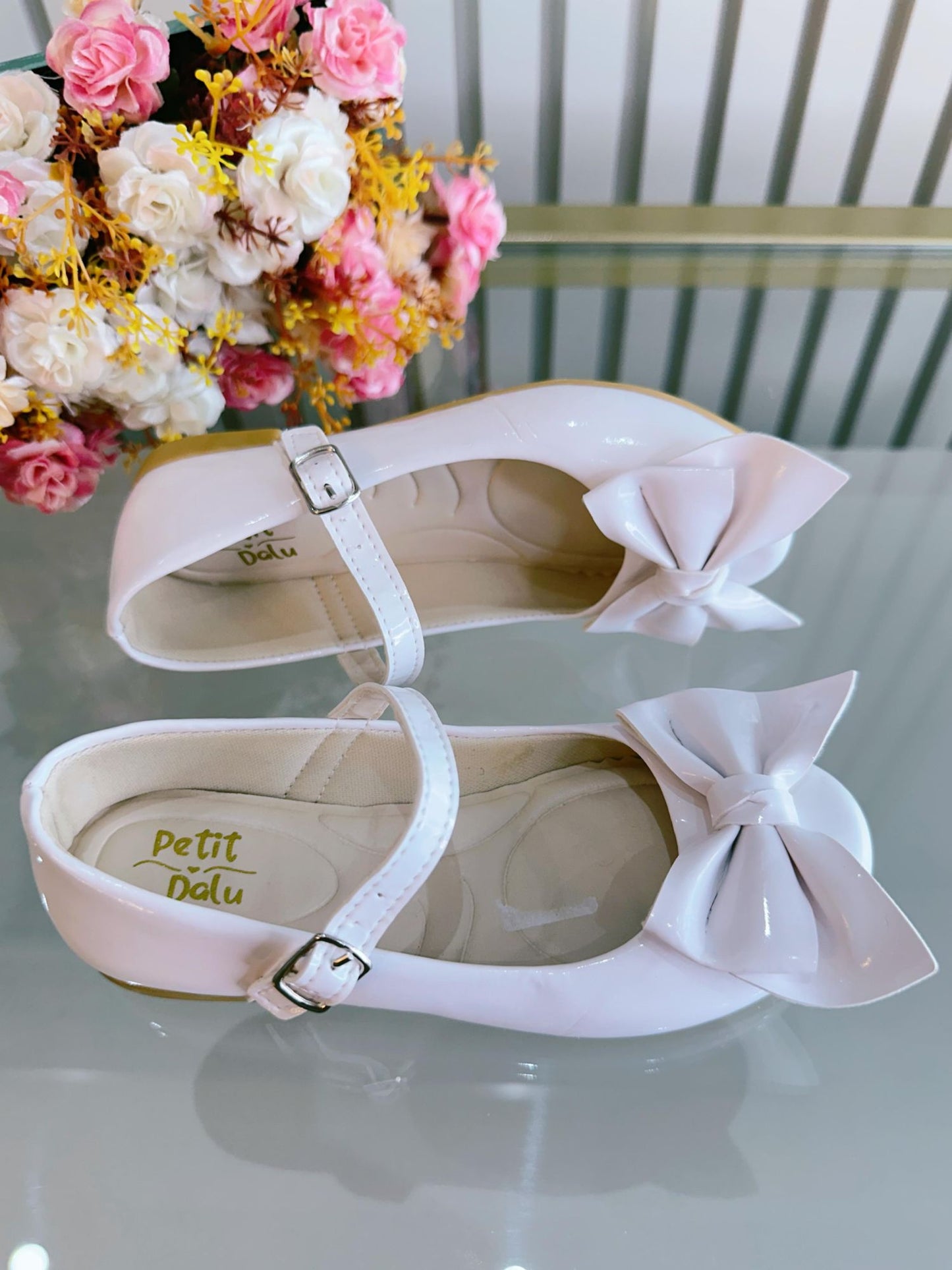 Zapatos infantiles de charol blanco con aplique de lazo de lujo