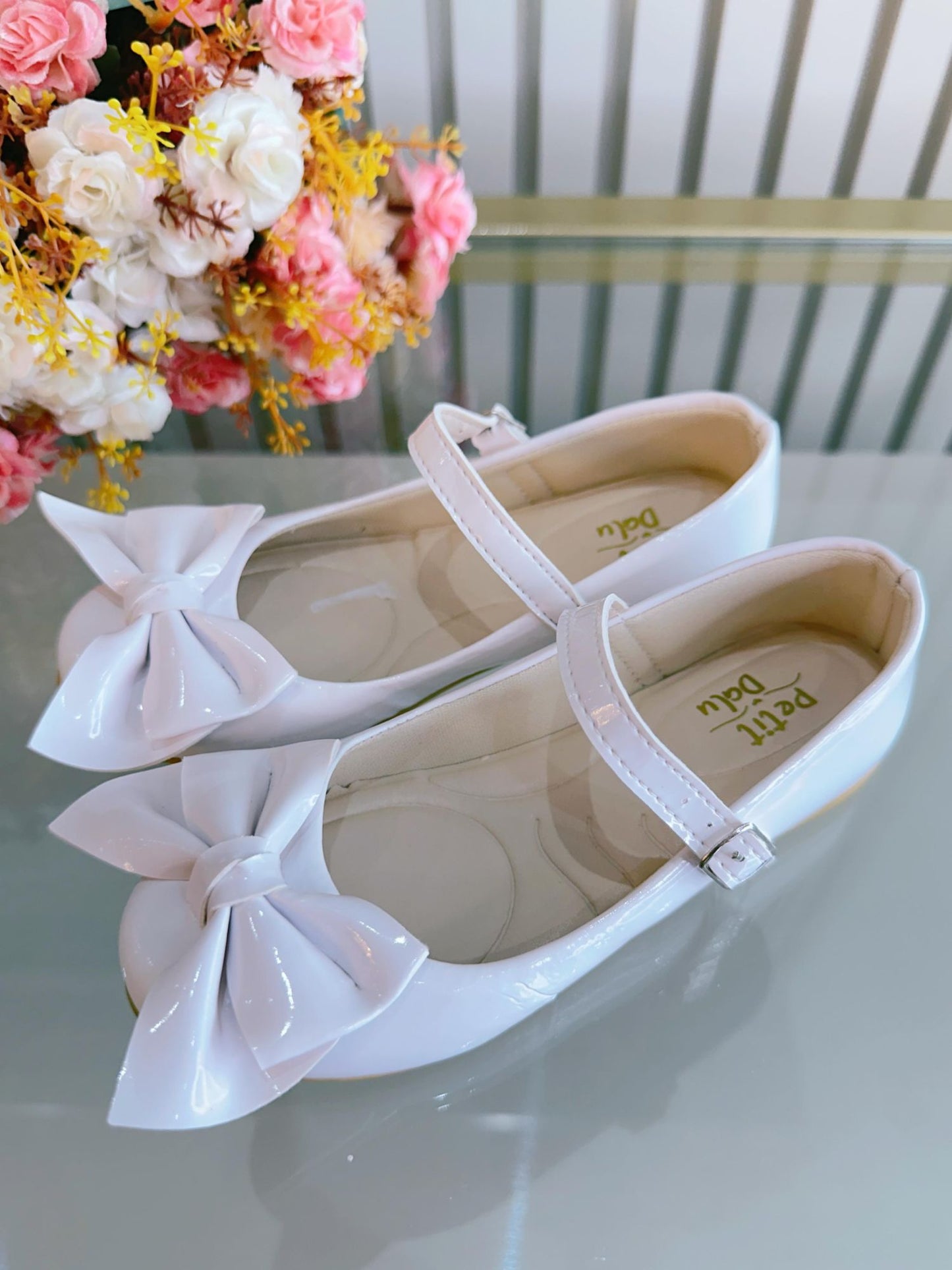 Zapatos infantiles de charol blanco con aplique de lazo de lujo