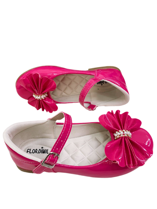 Zapatos de charol rosa con lazo y aplique de diamantes de imitación 