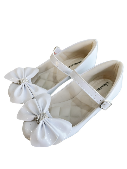 Zapato de tacón de charol blanco con lazo y aplique de pedrería