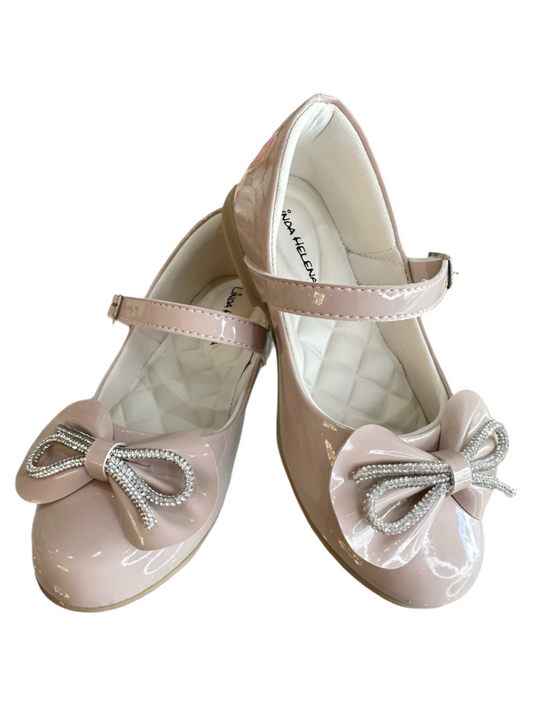 Zapatos infantiles de charol color nude con lazo y aplique de pedrería 
