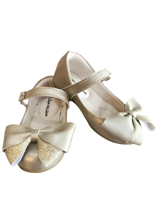 Zapato dorado mate con aplique de lazo de lujo