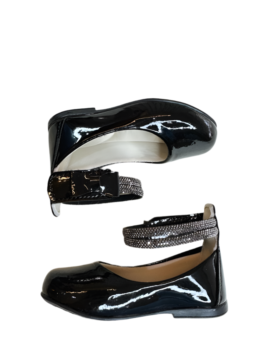 Zapato negro con tiras de diamantes de imitación y aplique de lazo