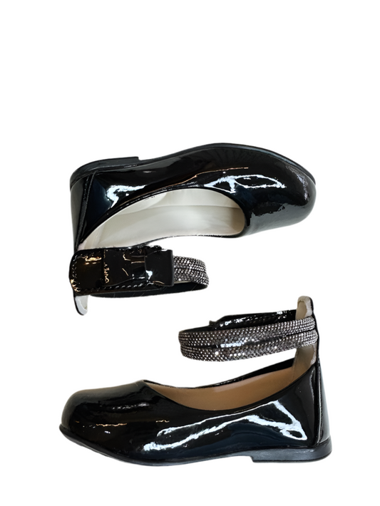 Zapato negro con tiras de diamantes de imitación y aplique de lazo