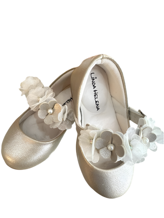 Zapatos infantiles dorados mate con apliques florales de lujo