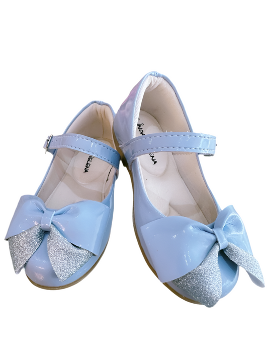 Zapatos de charol azul con aplique de lazo de lujo 