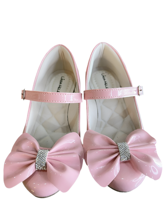 Zapato de tacón de charol rosa con lazo y aplique de pedrería