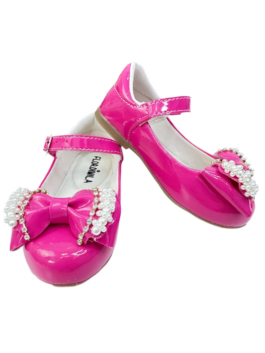 Zapato de charol rosa con lazo, perlas y pedrería