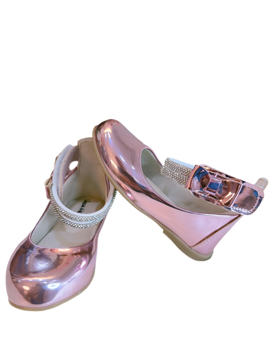 Zapato rosa metalizado con tiras de diamantes de imitación y aplique de lazo