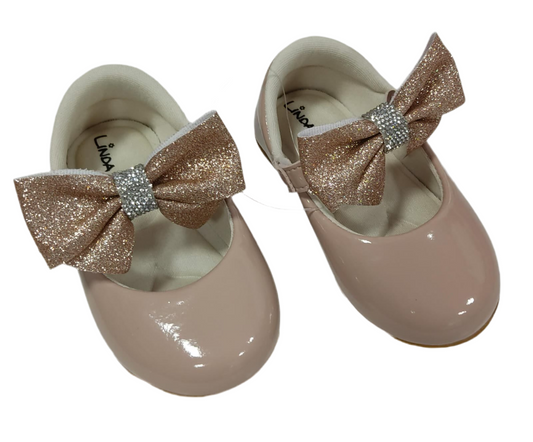 Zapatos de charol nude con lazo y pedrería para bautizo