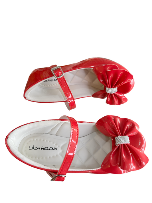 Zapato de tacón de charol rojo con lazo y aplique de pedrería