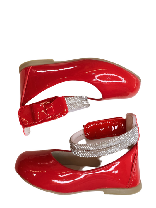Zapato rojo con tiras de diamantes de imitación y aplique de lazo