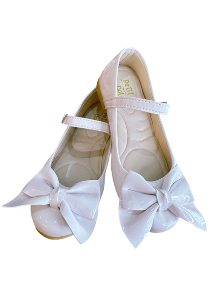 Zapatos infantiles de charol blanco con aplique de lazo de lujo