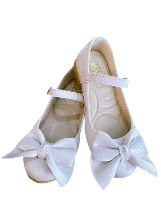 Zapatos infantiles de charol blanco con aplique de lazo de lujo