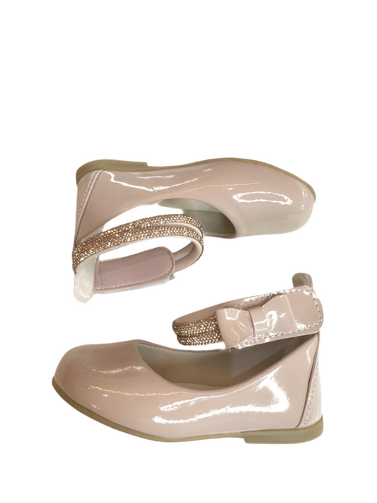 Zapatos de tacón color piel con tiras, pedrería y aplique de lazo 