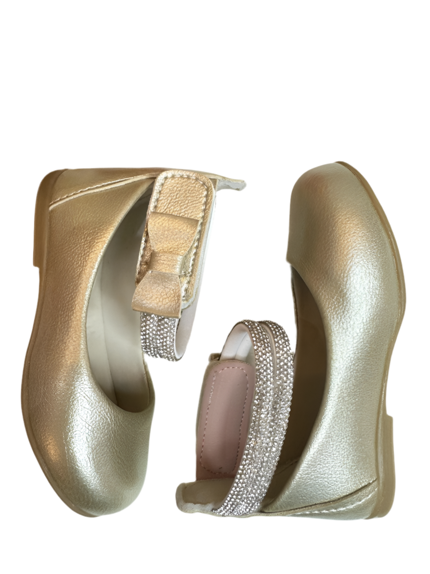 Zapato dorado mate con tiras de diamantes de imitación y aplique de lazo