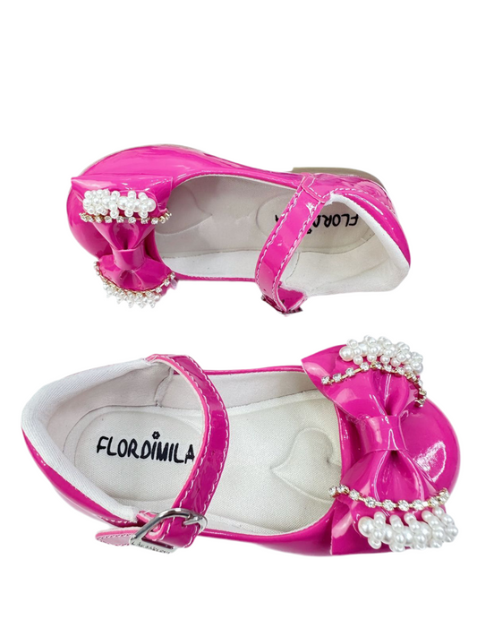 Zapato de charol rosa con lazo, perlas y pedrería