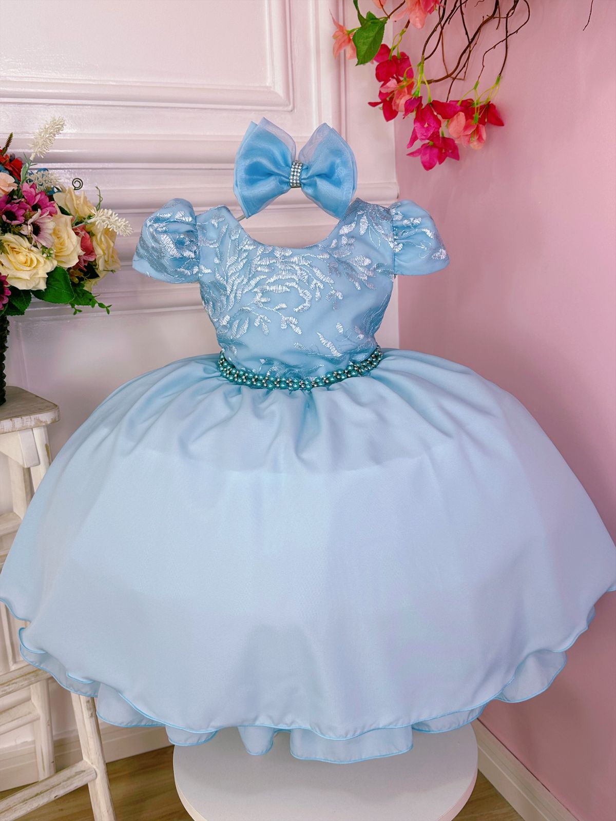 Vestido infantil azul con cinturón de encaje y lazo de perlas