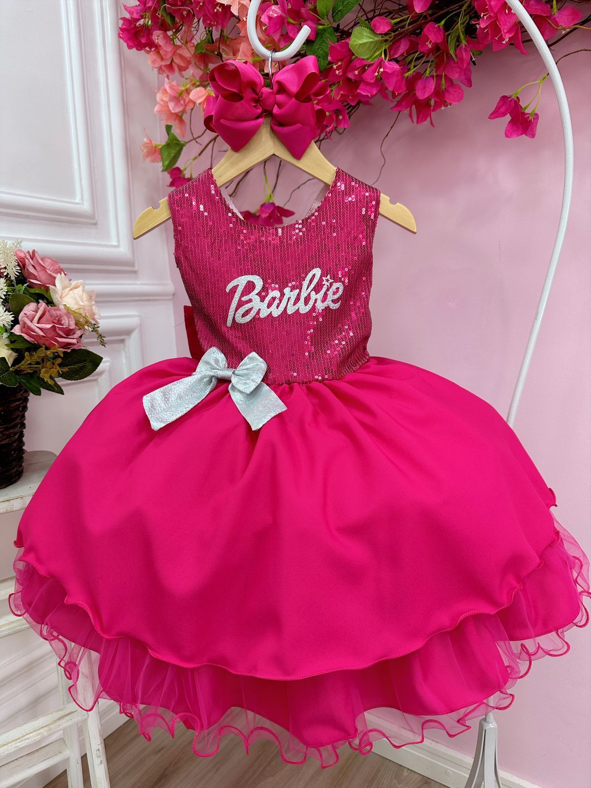 Vestido infantil de Barbie con busto de lentejuelas rosas y broche de lazo