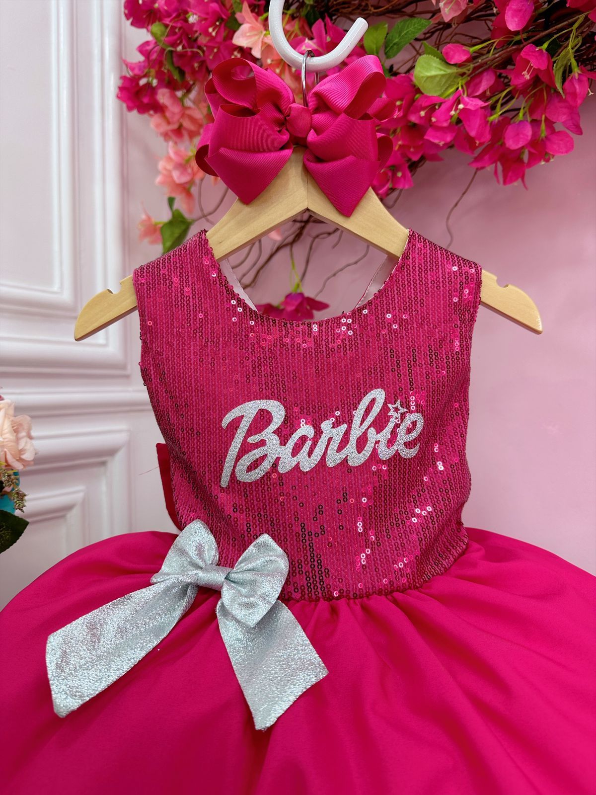 Vestido infantil de Barbie con busto de lentejuelas rosas y broche de lazo