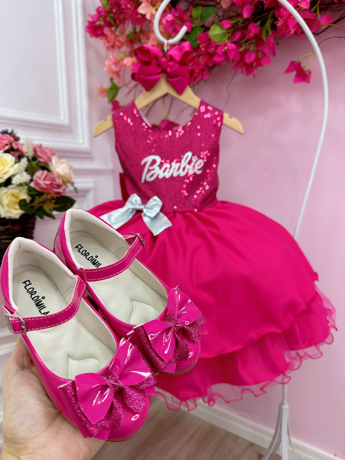 Vestido infantil de Barbie con busto de lentejuelas rosas y broche de lazo