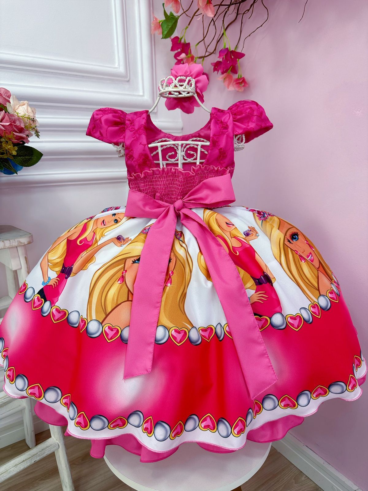 Vestido de busto rosa de Barbie con encaje y flor para el cabello