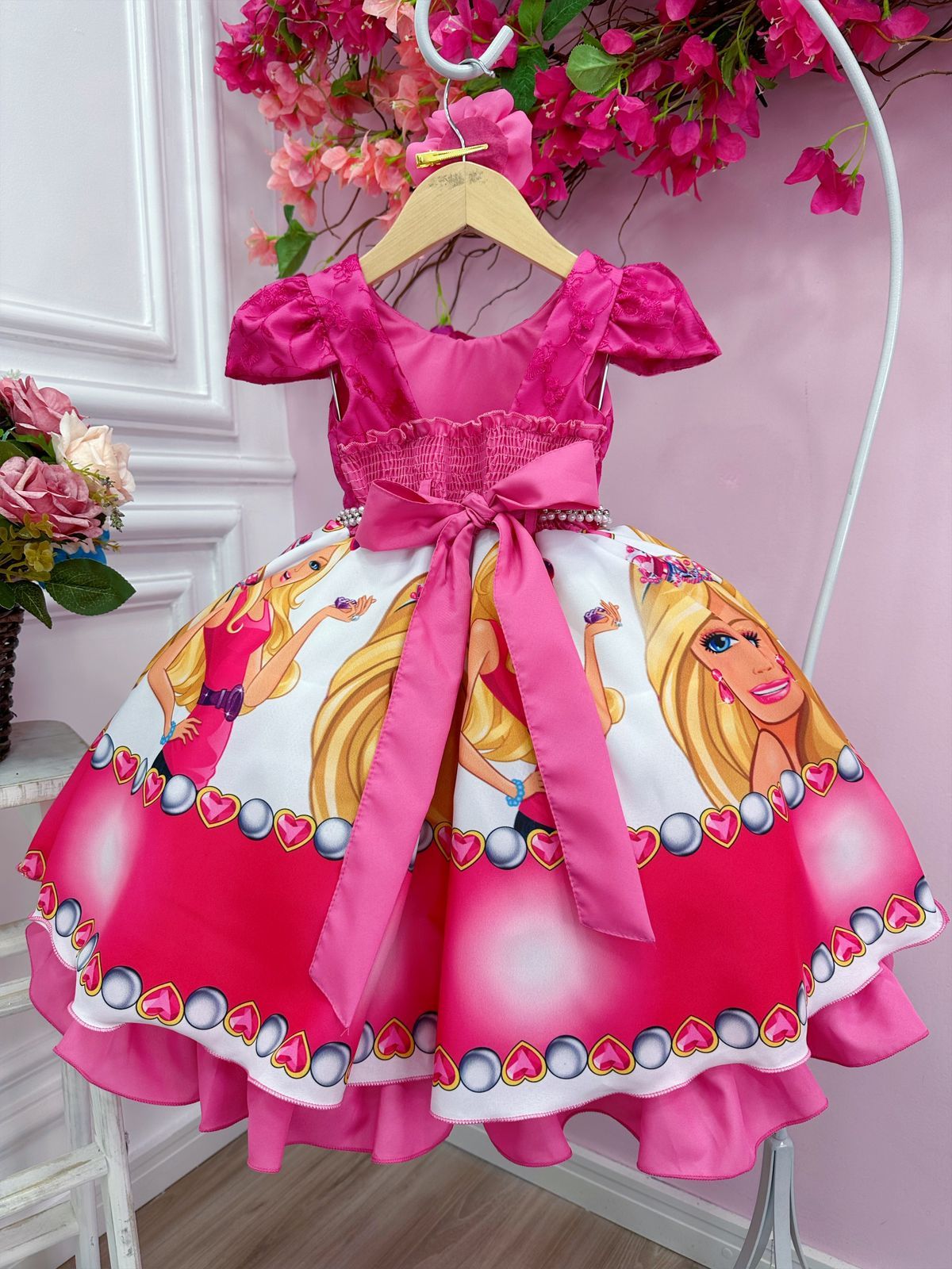 Vestido de busto rosa de Barbie con encaje y flor para el cabello